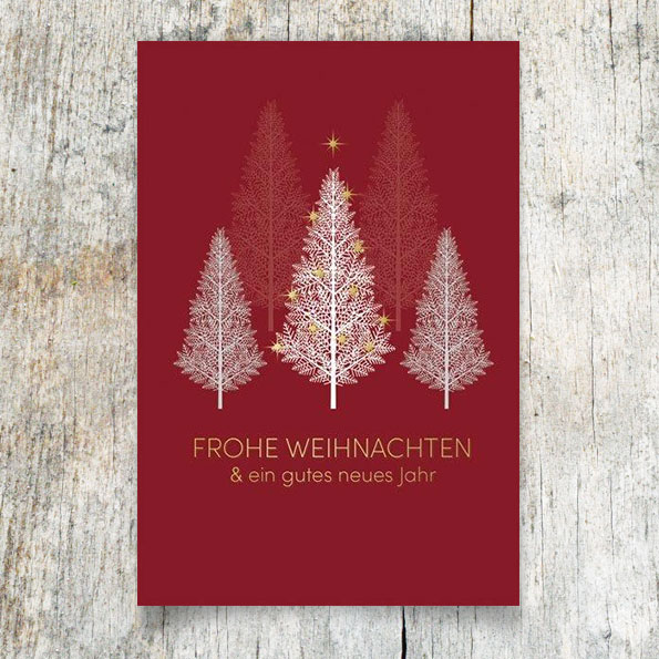 Rote Weihnachtskarten mit drei weißen Weihnachtsbäumen und goldener Schrift.