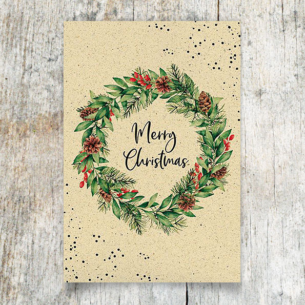 Weihnachtskarten aus beigegrauem Karton mit Kranz in Grün und Rot.