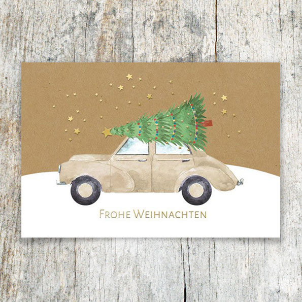 Weihnachtskarten aus braunem Kraftkarton mit aufgedrucktem PKW welcher einen Tannenbaum transportiert.