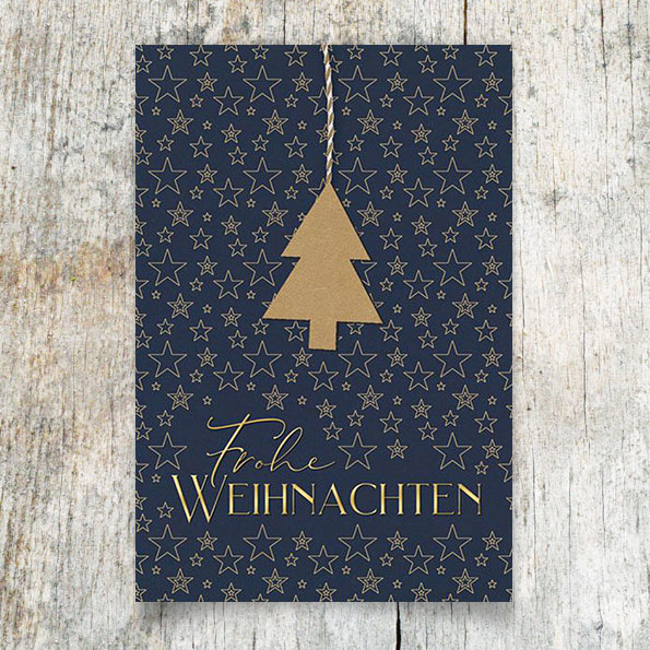 Blaue Weihnachtskarten mit goldenen Folienprägungen und Holzanhänger.