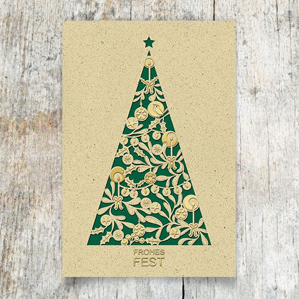 Laserkarte aus beigegrauem Graspapier mit Weihnachtsbaum-Motiv.
