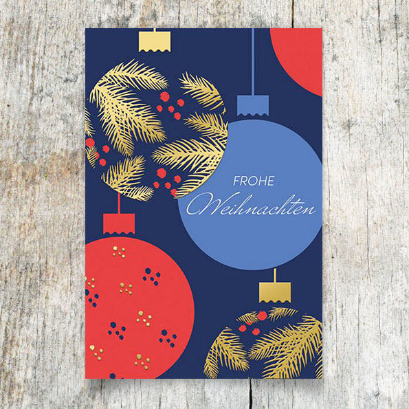 Blaue Weihnachtskarten mit roten und goldenen Akzenten.