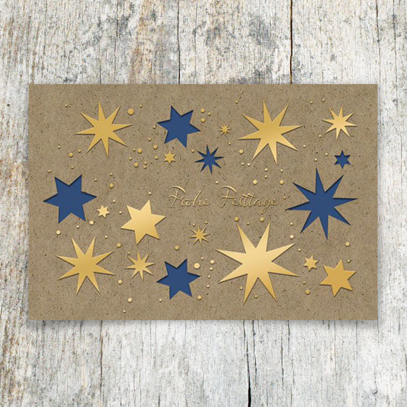 Weihnachtskarten im Vintage-Style aus beigegrauem Karton mit goldenen Sternen.