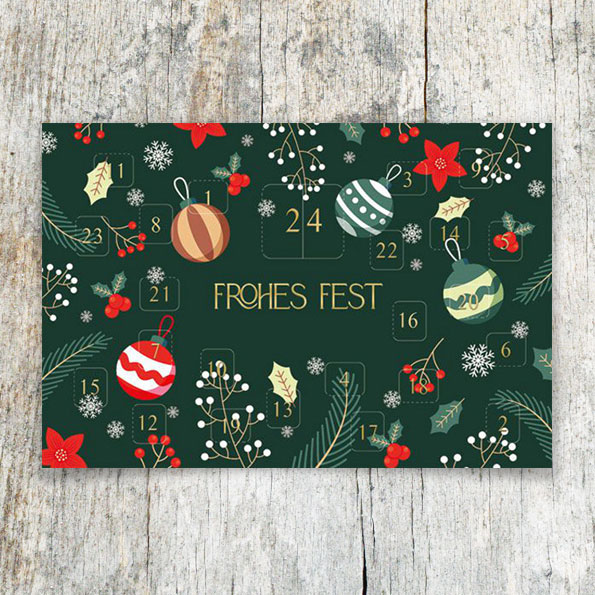 Adventskalender als Weihnachtskarte mit grünem Hintergrund, goldenem Foliendruck und bunten Weihnachtskugeln.