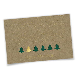 Vergrößere Abbildung Braune Weihnachtskarte aus Naturkarton mit goldgeprägtem Frohe Festtage, lasergestanzten Bäumen und dunkelgrünem Einlegeblatt