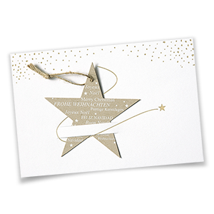 Cremefarbene Weihnachtskarte mit eingestecktem Stern aus braunem Kraftpapier.